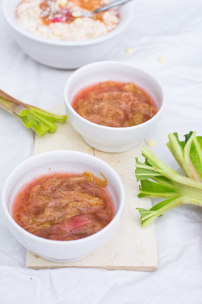 Rhabarber-Kokos Overnight Oats mit weißer Schokolade. UNGLAUBLICH gut - Kochkarussell.com
