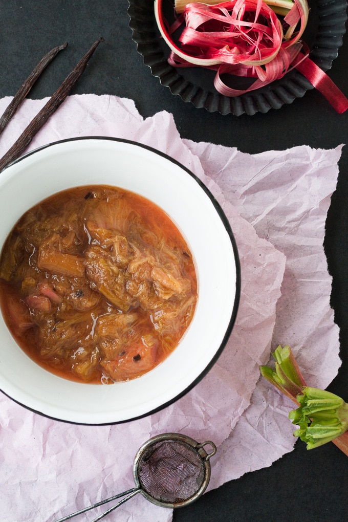 Rhabarberkompott Grundrezept aus drei Zutaten. Super einfach und lecker - Kochkarussell.com Rhabarberkompott Grundrezept aus drei Zutaten. Super einfach und lecker - Kochkarussell.com