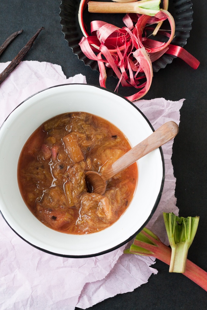 Rhabarberkompott Grundrezept aus drei Zutaten. Super einfach und lecker - Kochkarussell.com Rhabarberkompott Grundrezept aus drei Zutaten. Super einfach und lecker - Kochkarussell.com