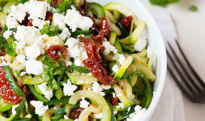 Zucchini-Spaghetti mit getrockneten Tomaten und Feta - Kochkarussell.com