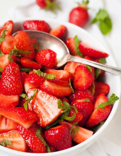 Erdbeer-Minz-Salat aus vier Zutaten. Super lecker und der perfekte 10-Minuten Healthy Snack - kochkarussell.com