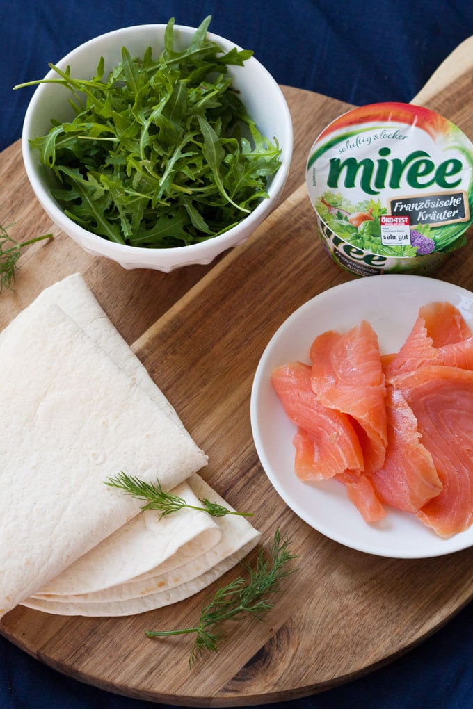 Werbung. Lachs-Frischkäse-Röllchen. Für dieses 15-Minuten Rezept braucht ihr nur 5 Zutaten. Herrlich cremig, einfach und würzig - kochkarussell.com