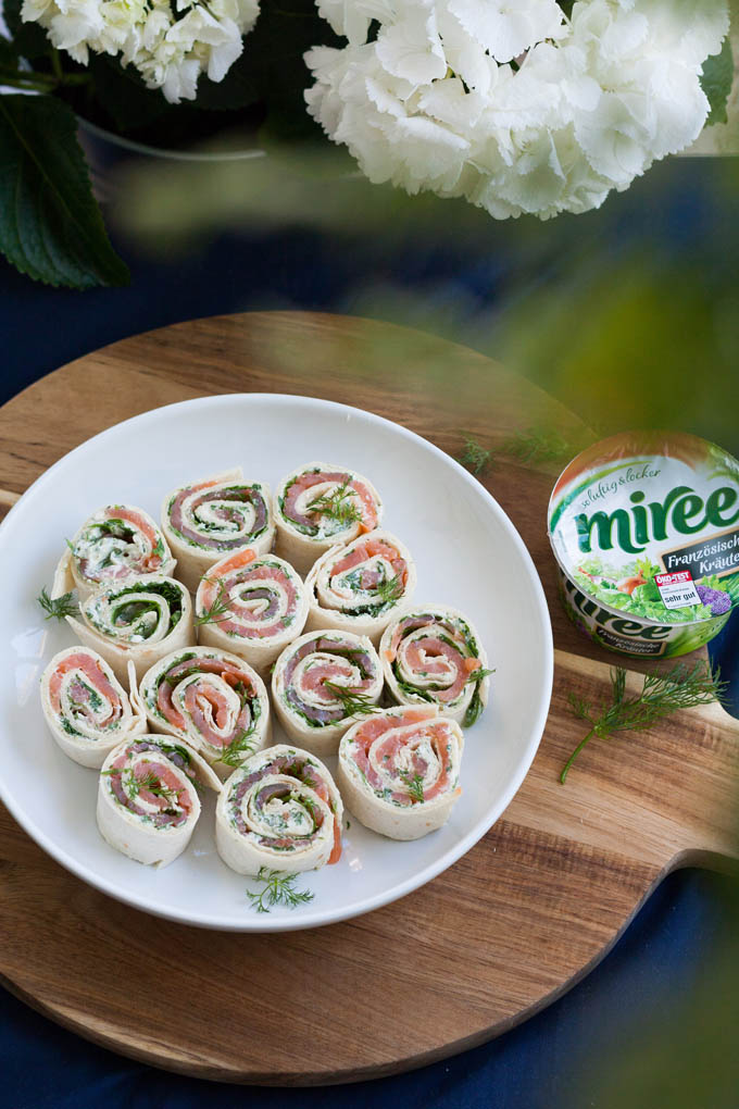 Werbung. Lachs-Frischkäse-Röllchen. Für dieses 15-Minuten Rezept braucht ihr nur 5 Zutaten. Herrlich cremig, einfach und würzig - kochkarussell.com