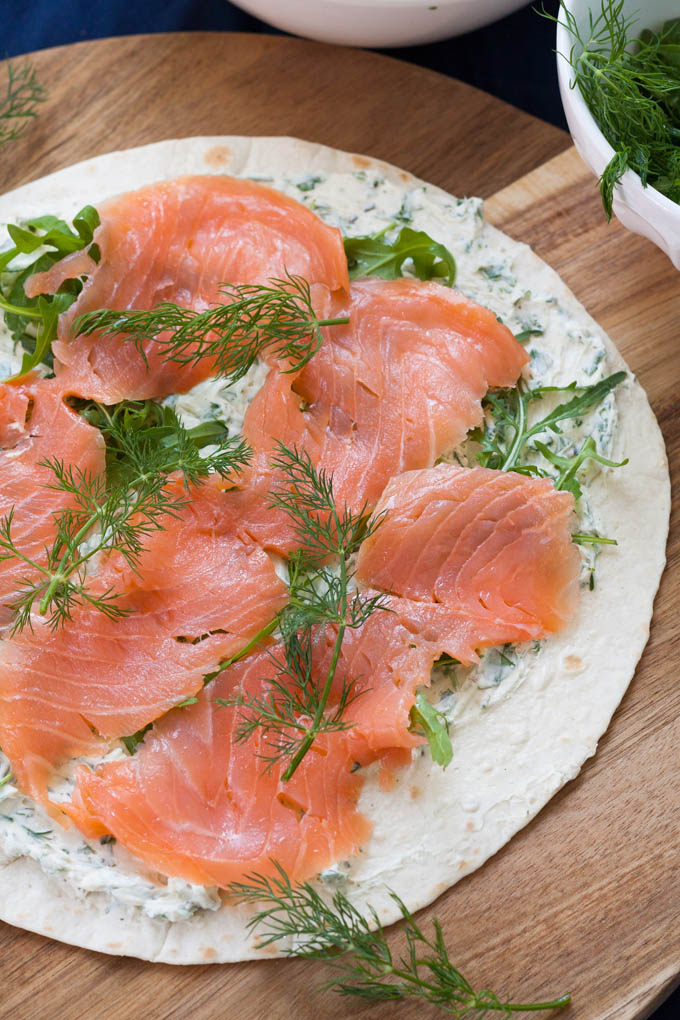 Werbung. Lachs-Frischkäse-Röllchen. Für dieses 15-Minuten Rezept braucht ihr nur 5 Zutaten. Herrlich cremig, einfach und würzig - Kochkarussell.com