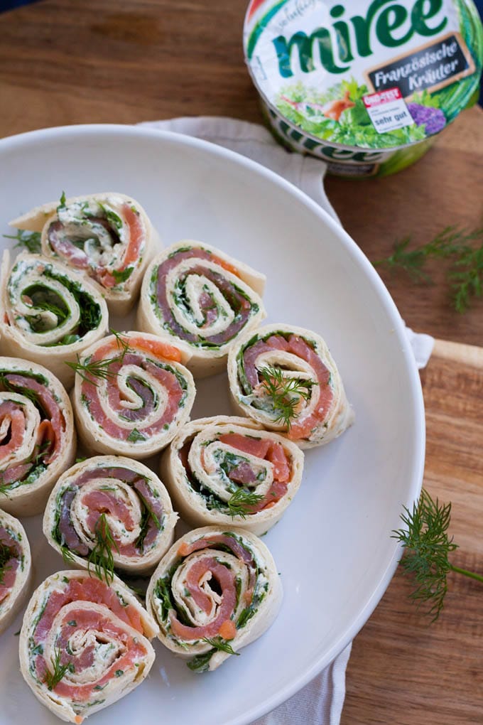 Werbung. Lachs-Frischkäse-Röllchen. Für dieses 15-Minuten Rezept braucht ihr nur 5 Zutaten. Herrlich cremig, einfach und würzig - kochkarussell.com