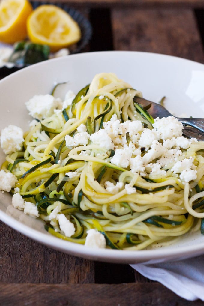 Zucchini-Spaghetti mit getrockneten Tomaten und Feta. Dieses 10-Minuten Rezept ist Low Carb, schnell und einfach - kochkarussell.com 15 keine Lust zu Kochen Rezepte für den Frühling warten auf euch - schnell, einfach, lecker und schmecken sogar der ganzen Familie!Zucchini-Spaghetti mit getrockneten Tomaten und Feta. Dieses 10-Minuten Rezept ist Low Carb, schnell und einfach - kochkarussell.com