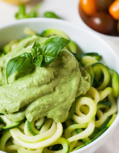 Zucchini-Spaghetti mit cremigem Avocadopesto
