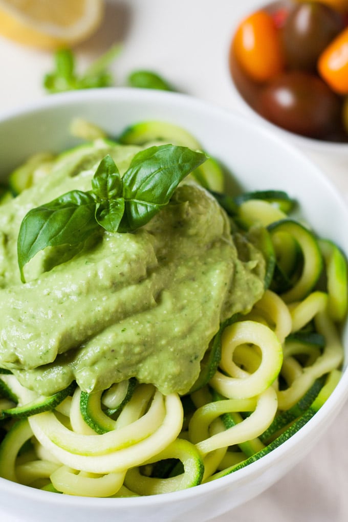 Zucchini-Spaghetti mit cremigem Avocadopesto