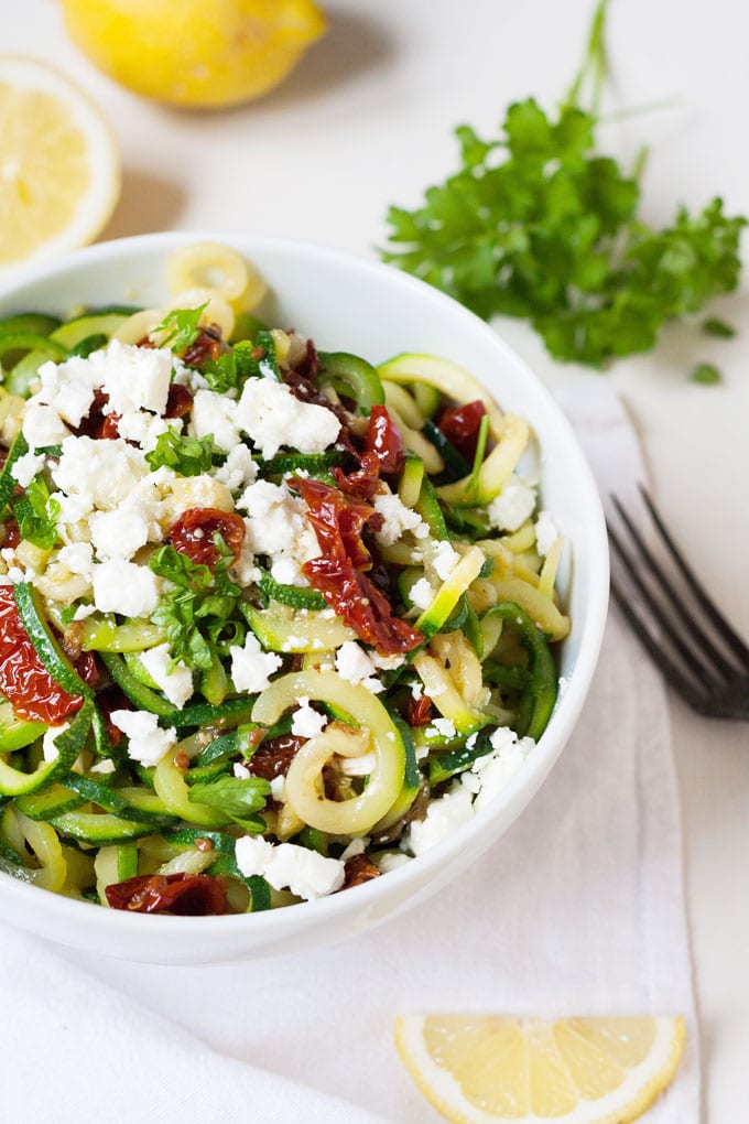 Zucchini-Spaghetti mit getrockneten Tomaten und Feta