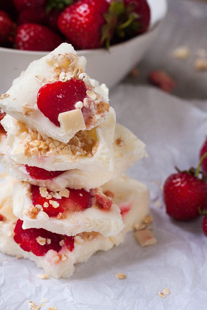 Werbung. Erdbeer-Knuspermüsli Frozen Yogurt Bark. Dieses 4-Zutaten Rezept ist die perfekte Erfrischung an heißen Tagen. Schnell, cremig und super lecker - kochkarussell.com