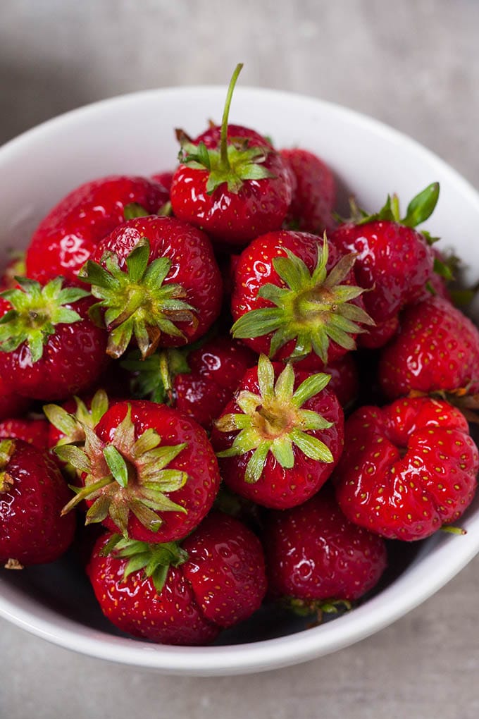 Werbung. Erdbeer-Knuspermüsli Frozen Yogurt Bark. Dieses 4-Zutaten Rezept ist die perfekte Erfrischung an heißen Tagen. Schnell, cremig und super lecker - kochkarussell.com