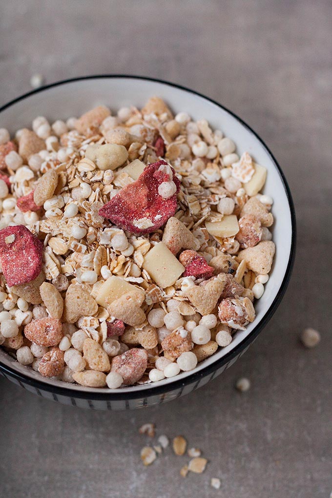 Werbung. Erdbeer-Knuspermüsli Frozen Yogurt Bark. Dieses 4-Zutaten Rezept ist die perfekte Erfrischung an heißen Tagen. Schnell, cremig und super lecker - kochkarussell.com