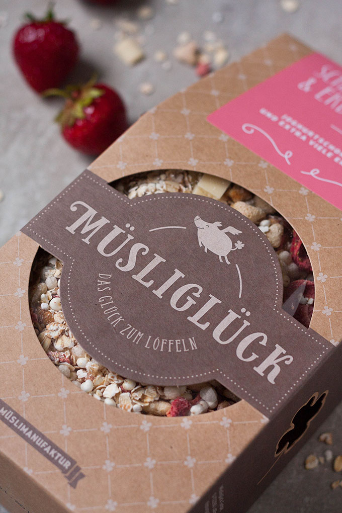 Werbung. Erdbeer-Knuspermüsli Frozen Yogurt Bark. Dieses 4-Zutaten Rezept ist die perfekte Erfrischung an heißen Tagen. Schnell, cremig und super lecker - kochkarussell.com