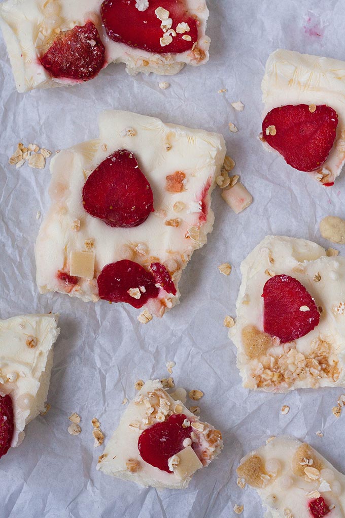 Werbung. Erdbeer-Knuspermüsli Frozen Yogurt Bark. Dieses 4-Zutaten Rezept ist die perfekte Erfrischung an heißen Tagen. Schnell, cremig und super lecker - kochkarussell.com