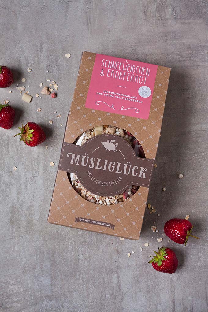 Erdbeer-Knuspermüsli Frozen Yogurt Bark. Dieses 4-Zutaten Rezept ist die perfekte Erfrischung an heißen Tagen. Schnell, cremig und super lecker - kochkarussell.com