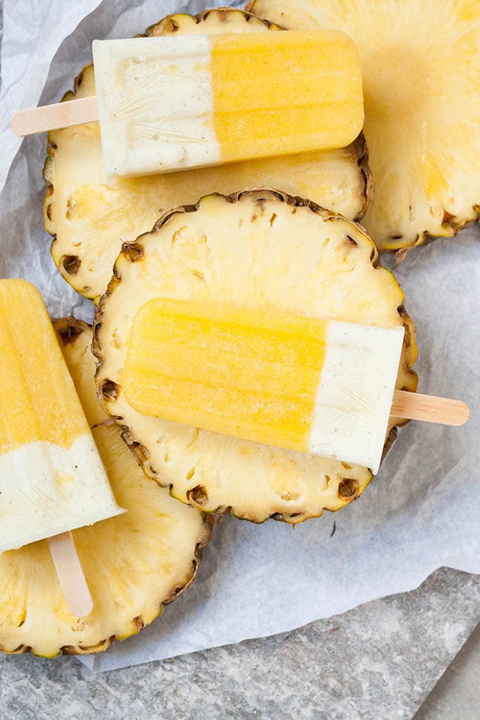 Ananas-Joghurt Popsicles aus drei Zutaten. Dieses gesunde Eis am Stiel ist im Sommer der absolute Renner. Extrafruchtig, cremig und erfrischend. Beliebt bei Groß und Klein - kochkarussell.com Ananas-Joghurt Popsicles aus drei Zutaten. Dieses gesunde Eis am Stiel ist im Sommer der absolute Renner. Extrafruchtig, cremig und erfrischend. Beliebt bei Groß und Klein - kochkarussell.com