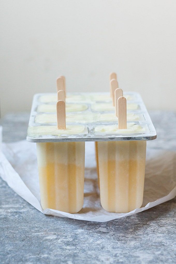 Ananas-Joghurt Popsicles aus drei Zutaten. Dieses gesunde Eis am Stiel ist im Sommer der absolute Renner. Extrafruchtig, cremig und erfrischend. Beliebt bei Groß und Klein - kochkarussell.com Ananas-Joghurt Popsicles aus drei Zutaten. Dieses gesunde Eis am Stiel ist im Sommer der absolute Renner. Extrafruchtig, cremig und erfrischend. Beliebt bei Groß und Klein - kochkarussell.com