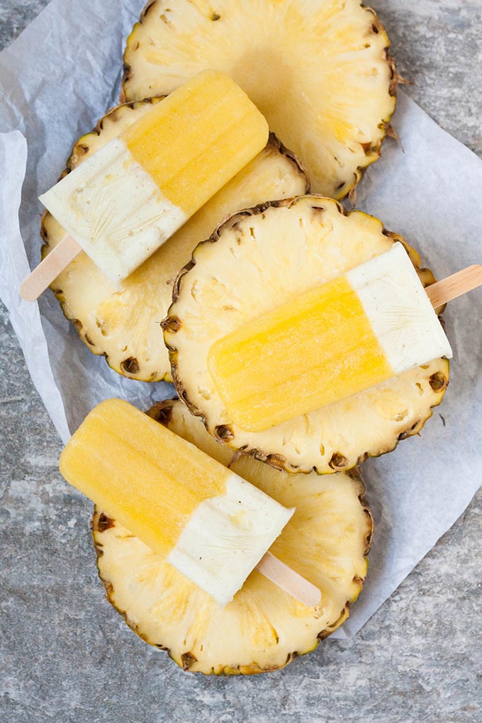 Ananas-Joghurt Popsicles aus drei Zutaten. Dieses gesunde Eis am Stiel ist im Sommer der absolute Renner. Extrafruchtig, cremig und erfrischend. Beliebt bei Groß und Klein - kochkarussell.com Ananas-Joghurt Popsicles aus drei Zutaten. Dieses gesunde Eis am Stiel ist im Sommer der absolute Renner. Extrafruchtig, cremig und erfrischend. Beliebt bei Groß und Klein - kochkarussell.com