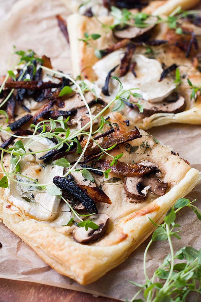 Blätterteig-Tarte mit Champignons, Ziegenkäse und karamellisierter Zwiebel Rezept