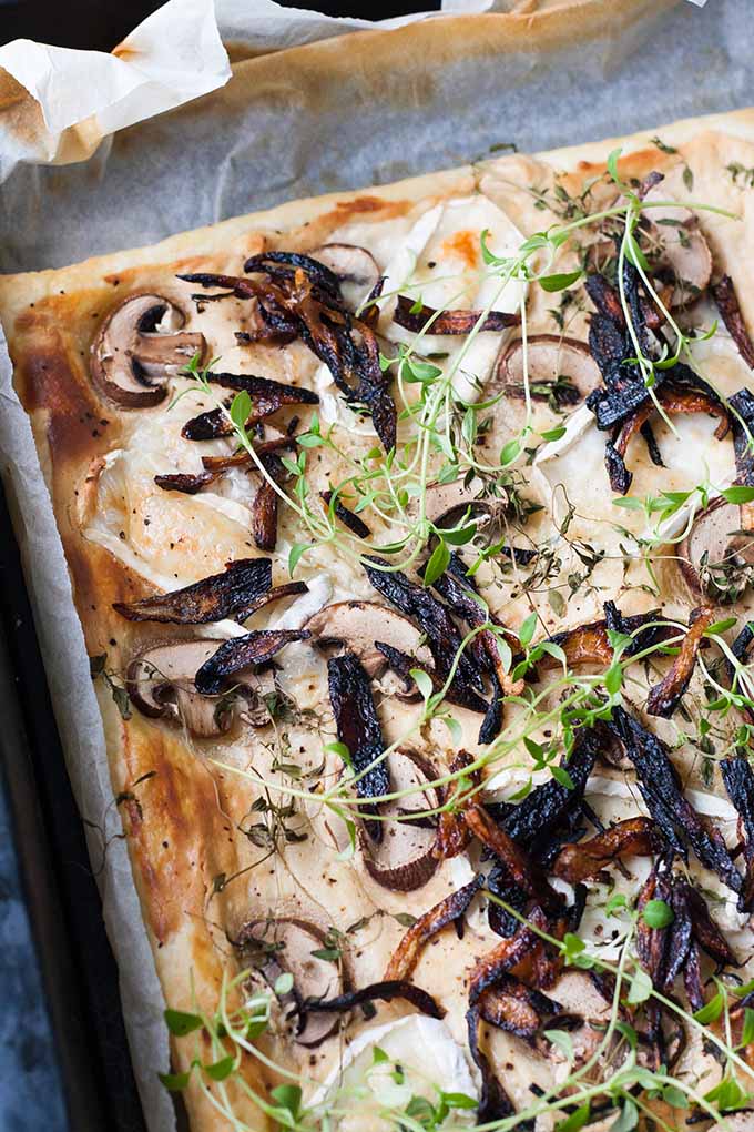 Werbung. Blätterteig-Tarte mit Champignons, Ziegenkäse und karamellisierten Zwiebeln. Dieses 8-Zutaten Rezept ist schnell, einfach und verdammt lecker. So geht Deluxe-Feierabendessen. Unbedingt probieren - kochkarussell.com 