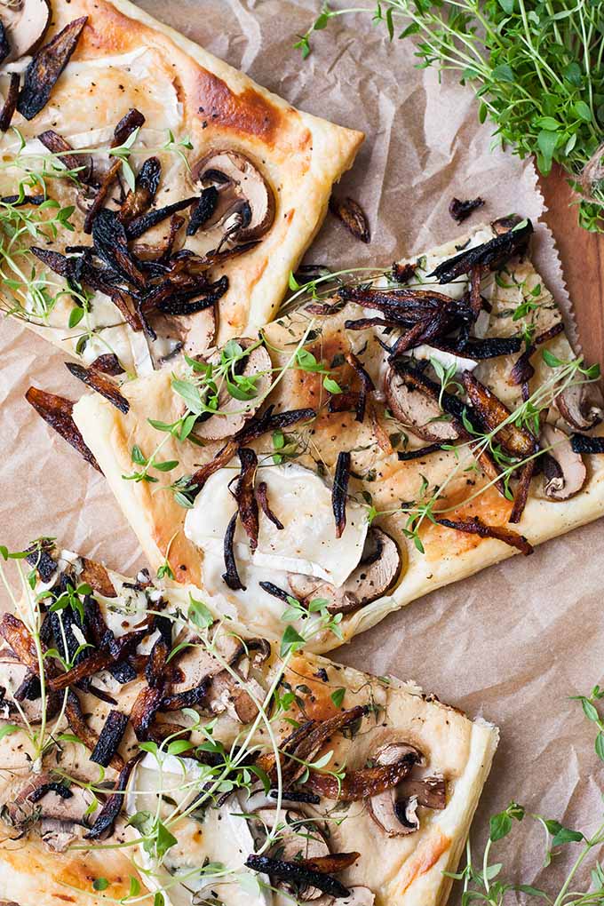 Werbung. Blätterteig-Tarte mit Champignons, Ziegenkäse und karamellisierten Zwiebeln. Dieses 8-Zutaten Rezept ist schnell, einfach und verdammt lecker. So geht Deluxe-Feierabendessen. Unbedingt probieren - kochkarussell.com 