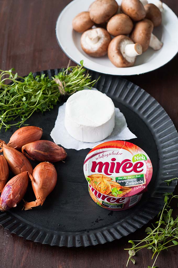 Werbung. Blätterteig-Tarte mit Champignons, Ziegenkäse und karamellisierten Zwiebeln. Dieses 8-Zutaten Rezept ist schnell, einfach und verdammt lecker. So geht Deluxe-Feierabendessen. Unbedingt probieren - kochkarussell.com 