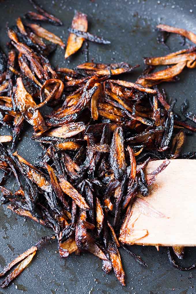 Werbung. Blätterteig-Tarte mit Champignons, Ziegenkäse und karamellisierten Zwiebeln. Dieses 8-Zutaten Rezept ist schnell, einfach und verdammt lecker. So geht Deluxe-Feierabendessen. Unbedingt probieren - kochkarussell.com 