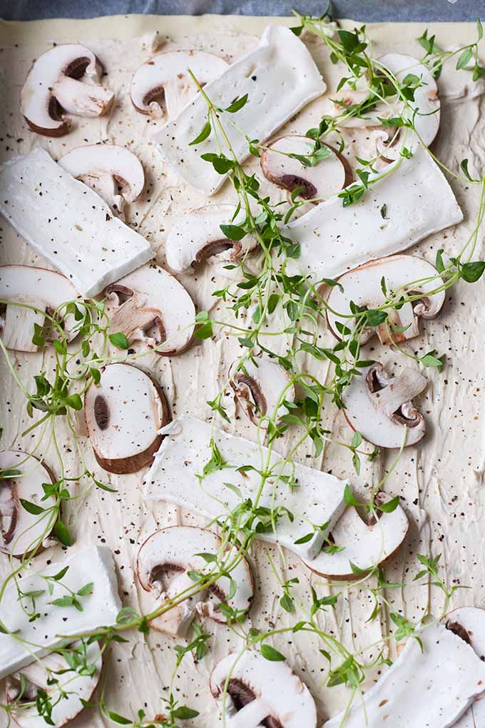Werbung. Blätterteig-Tarte mit Champignons, Ziegenkäse und karamellisierten Zwiebeln. Dieses 8-Zutaten Rezept ist schnell, einfach und verdammt lecker. So geht Deluxe-Feierabendessen. Unbedingt probieren - kochkarussell.com 