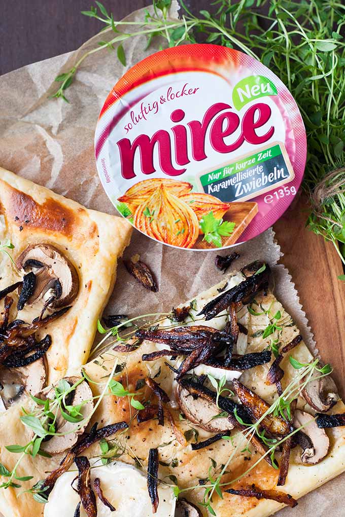 Werbung. Blätterteig-Tarte mit Champignons, Ziegenkäse und karamellisierten Zwiebeln. Dieses 8-Zutaten Rezept ist schnell, einfach und verdammt lecker. So geht Deluxe-Feierabendessen. Unbedingt probieren - kochkarussell.com 