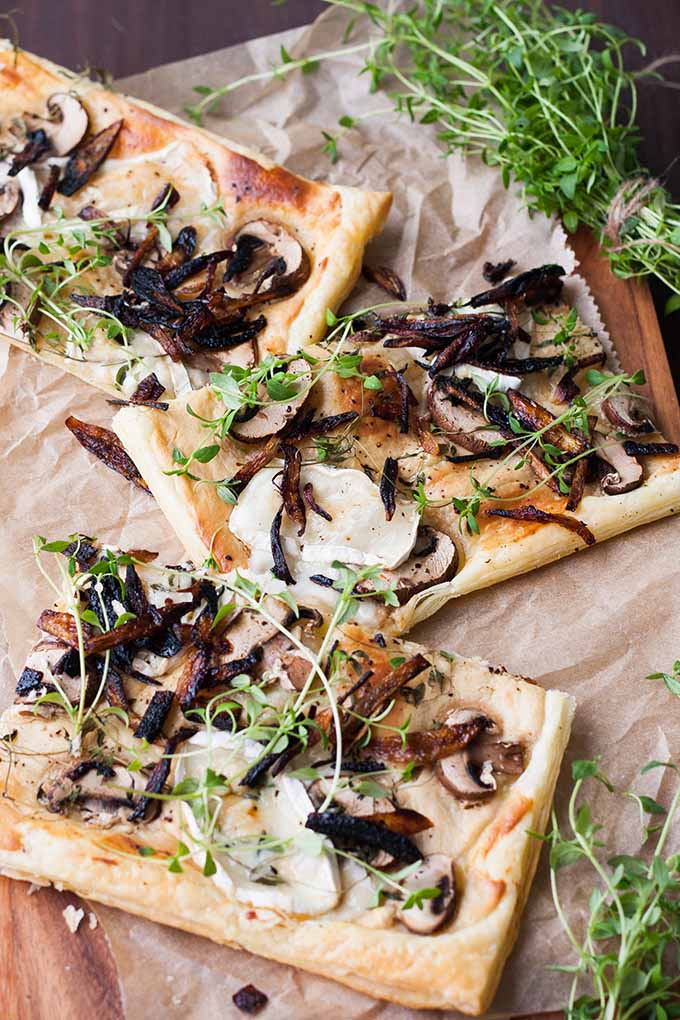 Werbung. Blätterteig-Tarte mit Champignons, Ziegenkäse und karamellisierten Zwiebeln. Dieses 8-Zutaten Rezept ist schnell, einfach und verdammt lecker. So geht Deluxe-Feierabendessen. Unbedingt probieren - kochkarussell.com 
