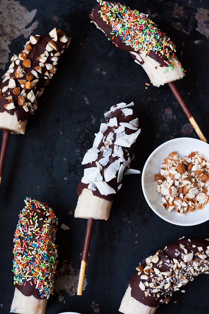 Gefrorene Schoko-Bananen aus drei Zutaten Gefrorene Schoko-Banane am Stiel aus drei Zutaten Rezept