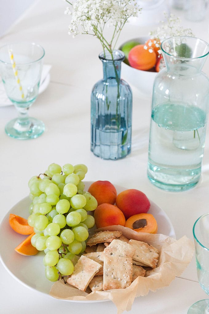 Werbung. Rosemary Sea Salt Cracker. Die 30-Minuten Cracker sind knusprig, goldbraun und vollgepackt mit Rosmarin und Meersalz. Perfekt als Snack unterwegs oder abends mit Käse und einem Gläschen Wein - kochkarussell.com Werbung. Rosemary Sea Salt Cracker. Die 30-Minuten Cracker sind knusprig, goldbraun und vollgepackt mit Rosmarin und Meersalz. Perfekt als Snack unterwegs oder abends mit Käse und einem Gläschen Wein - kochkarussell.com