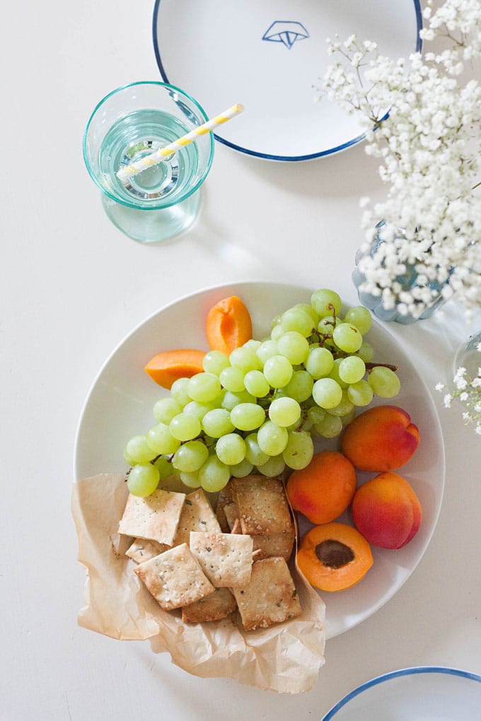 Werbung. Rosemary Sea Salt Cracker. Die 30-Minuten Cracker sind knusprig, goldbraun und vollgepackt mit Rosmarin und Meersalz. Perfekt als Snack unterwegs oder abends mit Käse und einem Gläschen Wein - kochkarussell.com Werbung. Rosemary Sea Salt Cracker. Die 30-Minuten Cracker sind knusprig, goldbraun und vollgepackt mit Rosmarin und Meersalz. Perfekt als Snack unterwegs oder abends mit Käse und einem Gläschen Wein - kochkarussell.com