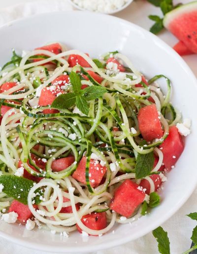 Wassermelonen-Feta-Salat mit Gurken-Spaghetti. Schnell, einfach und herrlich erfrischend - Kochkarussell.com
