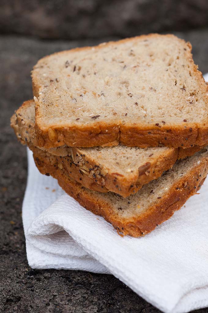 Sommerliches Gemüse-Sandwich mit gegrillter Zucchini und Feta. Dieses 6-Zutaten Rezept ist schnell, einfach und verdammt lecker. Unbedingt probieren - kochkarussell.com