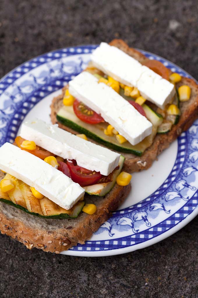 Sommerliches Gemüse-Sandwich mit gegrillter Zucchini und Feta. Dieses 6-Zutaten Rezept ist schnell, einfach und verdammt lecker. Unbedingt probieren - kochkarussell.com