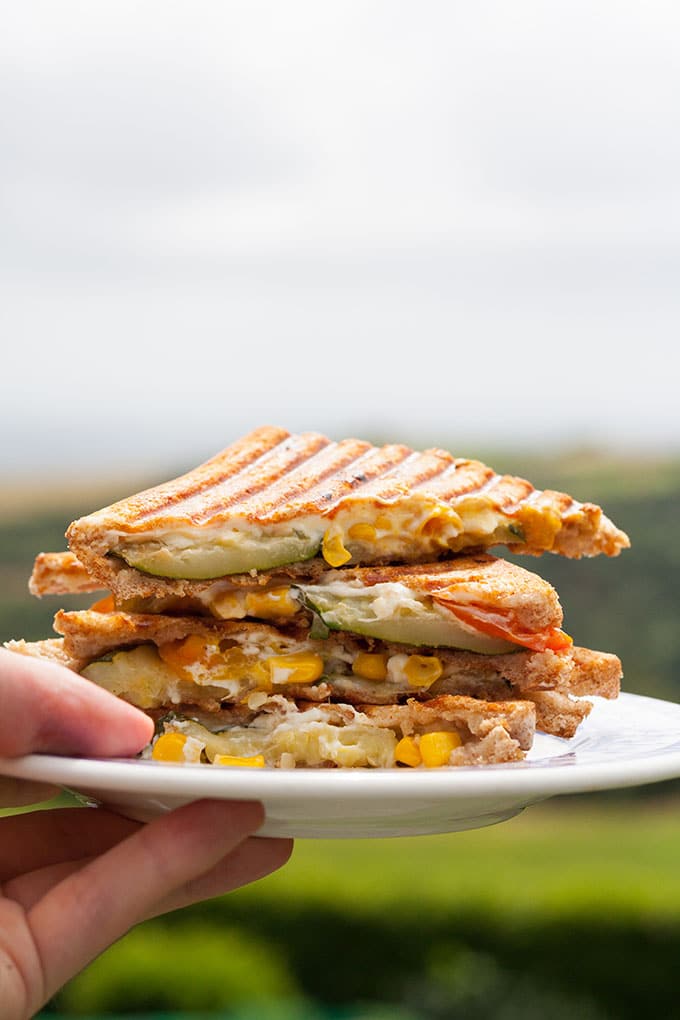 Sommerliches Gemüse-Sandwich mit gegrillter Zucchini und Feta. Dieses 6-Zutaten Rezept ist schnell, einfach und verdammt lecker. Unbedingt probieren - kochkarussell.com