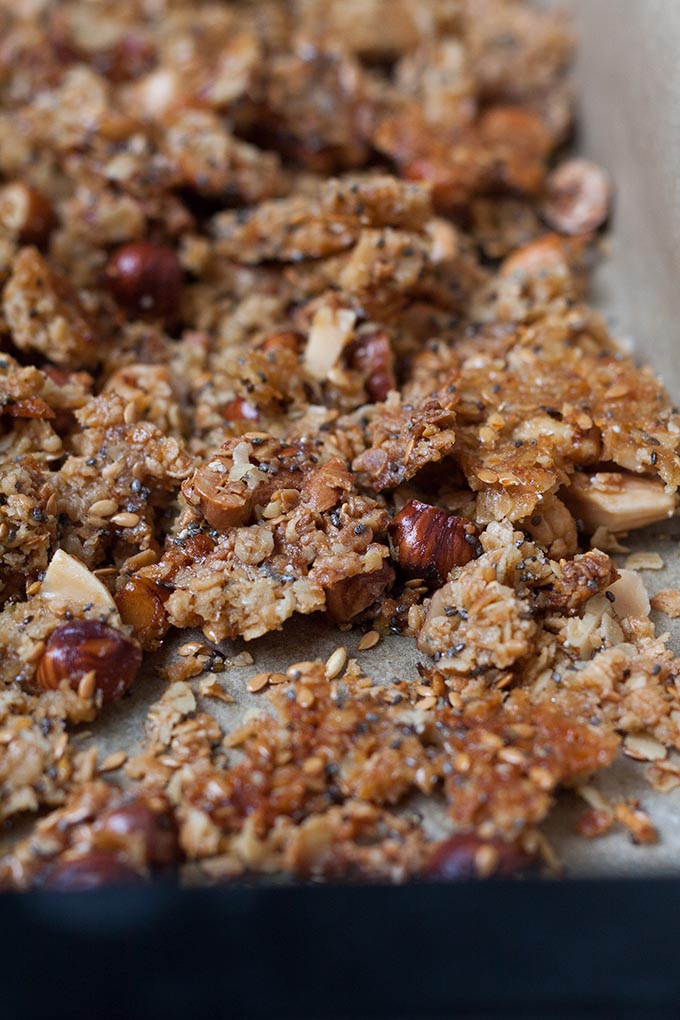 Dieses Ahornsirup-Knuspermüsli mit Nüssen und Meersalz ist in fünf Minuten vorbereitet und unwiderstehlich gut - kochkarussell.com