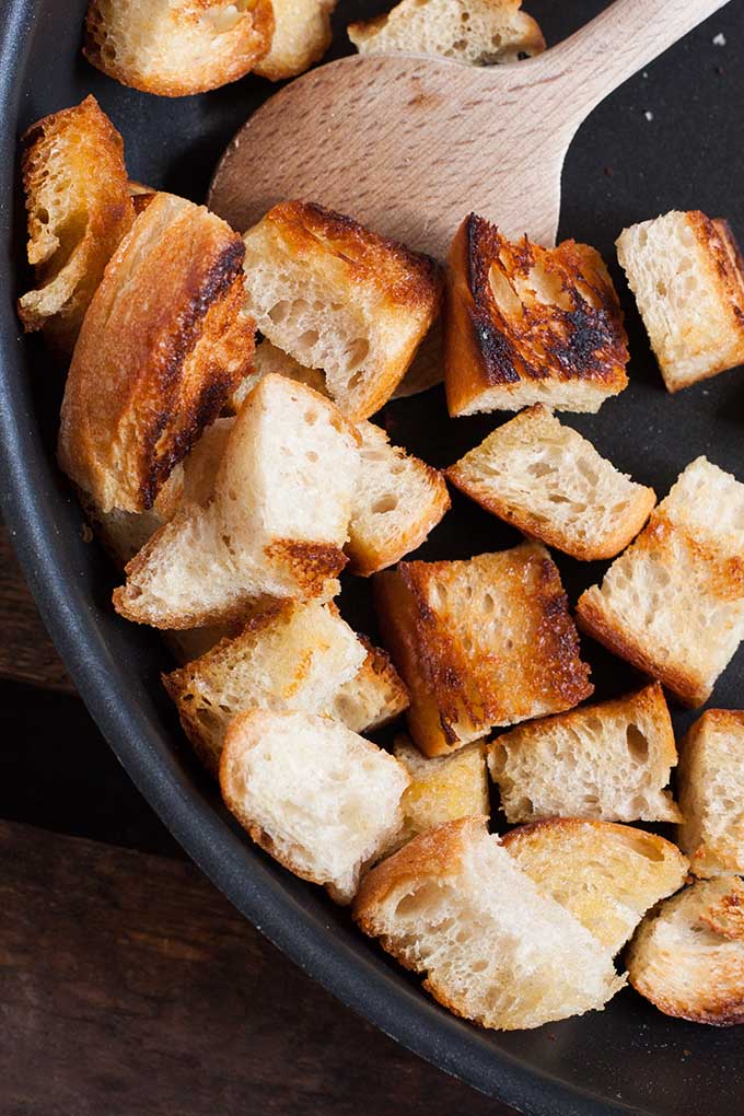 Der sommerliche Brotsalat mit gerösteten Tomaten und Mozzarella ist die perfekte Mischung aus knusprig, würzig und cremig. Schnell, einfach und unglaublich gut - kochkarussell.com