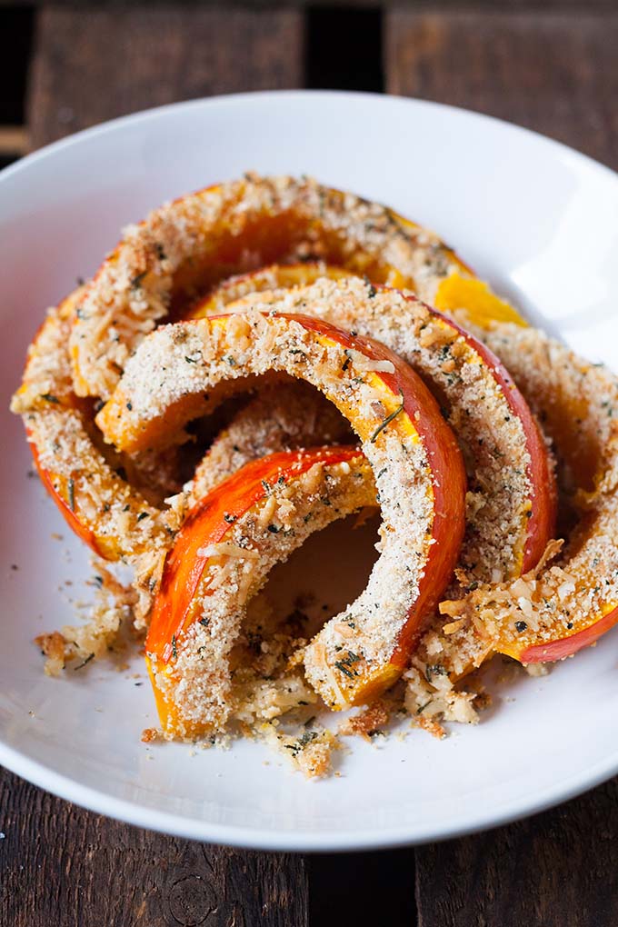 Werbung. Gerösteter Kürbis mit Parmesan-Knusperkruste. Für dieses schnelle und feierabendtaugliche Rezept braucht ihr nur eine Handvoll Zutaten. Herzhaft, würzig und verdammt gut - kochkarussell.com