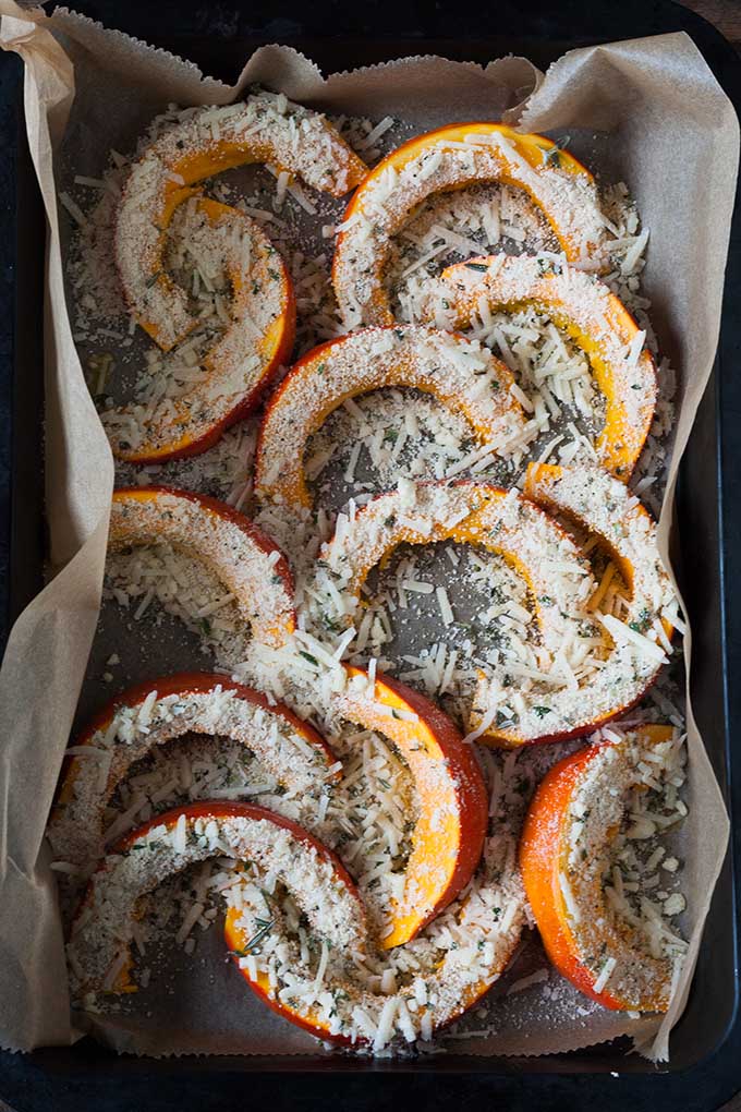 Werbung. Gerösteter Kürbis mit Parmesan-Knusperkruste. Für dieses schnelle und feierabendtaugliche Rezept braucht ihr nur eine Handvoll Zutaten. Herzhaft, würzig und verdammt gut - kochkarussell.com