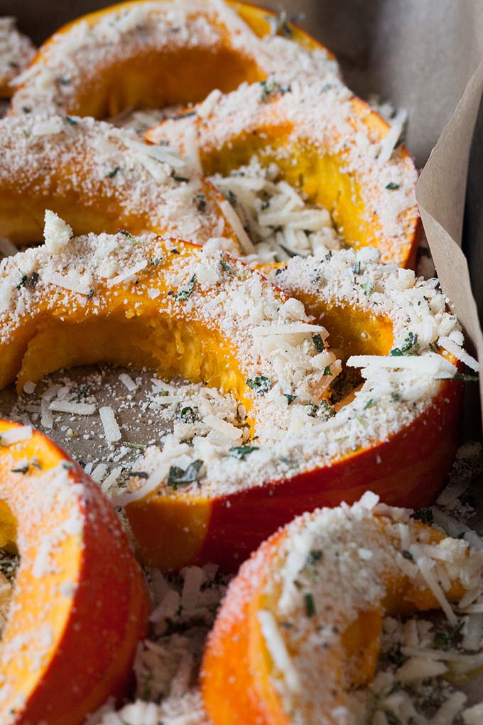 Werbung. Gerösteter Kürbis mit Parmesan-Knusperkruste. Für dieses schnelle und feierabendtaugliche Rezept braucht ihr nur eine Handvoll Zutaten. Herzhaft, würzig und verdammt gut - kochkarussell.com