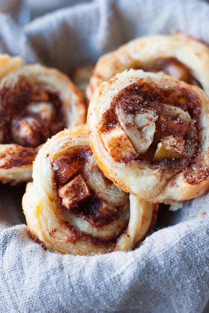 Apfel-Zimtschnecken aus Blätterteig. Dieses 5-Zutaten Rezept ist schnell vorbereitet und vollgepackt mit dicken Apfelstücken und blubbernder Zimtzuckerfüllung - kochkarussell.com