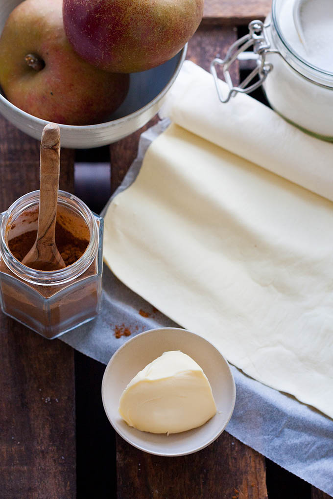 Apfel-Zimtschnecken aus Blätterteig. Dieses 5-Zutaten Rezept ist schnell vorbereitet und vollgepackt mit dicken Apfelstücken und blubbernder Zimtzuckerfüllung - kochkarussell.com