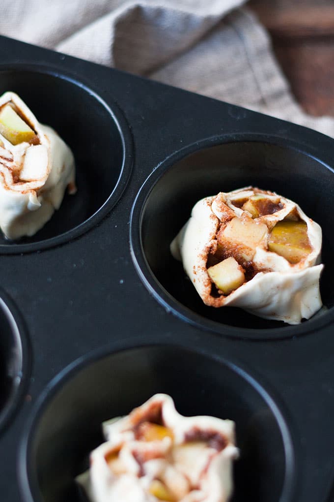 Apfel-Zimtschnecken aus Blätterteig. Dieses 5-Zutaten Rezept ist schnell vorbereitet und vollgepackt mit dicken Apfelstücken und blubbernder Zimtzuckerfüllung - kochkarussell.com