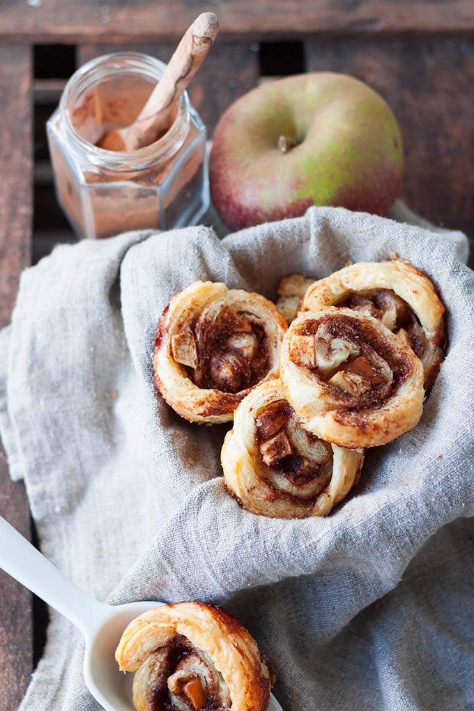 Apfel-Zimtschnecken aus Blätterteig. Dieses 5-Zutaten Rezept ist schnell vorbereitet und vollgepackt mit dicken Apfelstücken und blubbernder Zimtzuckerfüllung - kochkarussell.com