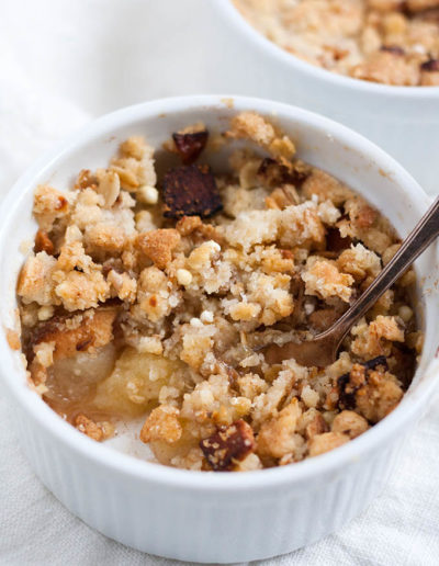 Einfacher Apple Crumble. 7 Zutaten, dicke Apfelstücken, Knusperstreusel und nur 10 Minuten Vorbereitungszeit. - Kochkarussell.com