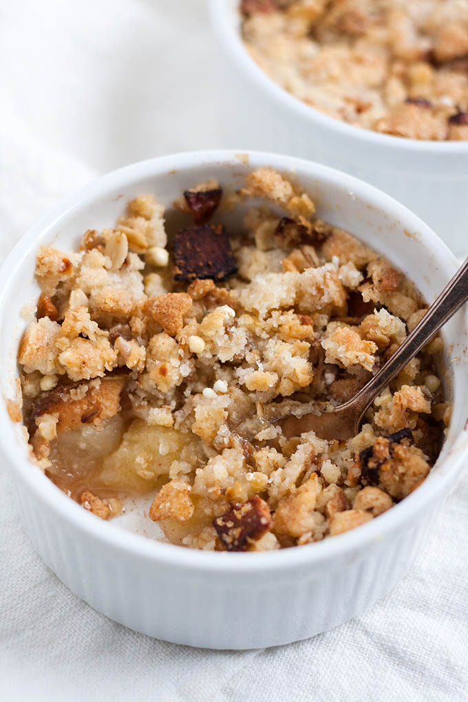 Einfacher Apple Crumble. 7 Zutaten, dicke Apfelstücken, Knusperstreusel und nur 10 Minuten Vorbereitungszeit. - Kochkarussell.com
