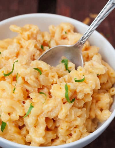 One Pot Mac and Cheese. Perfekt käsig und in 15 Minuten auf dem Tisch! SO gut - kochkarussell.com