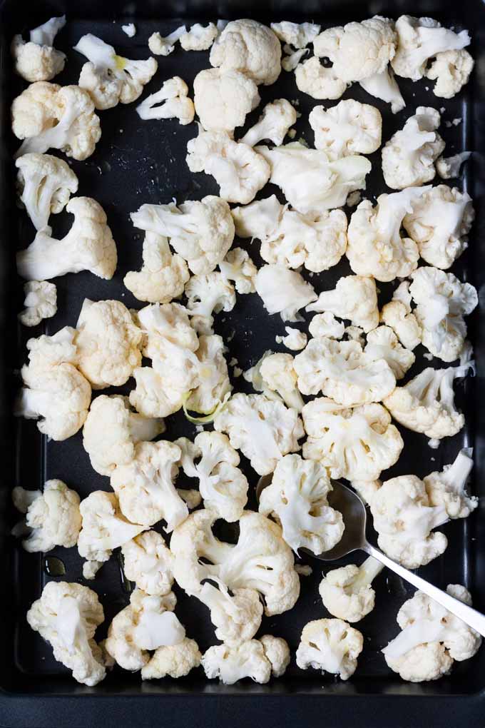 Blumenkohlröschen auf Backblech für gerösteten Blumenkohl - Kochkarussell.com
